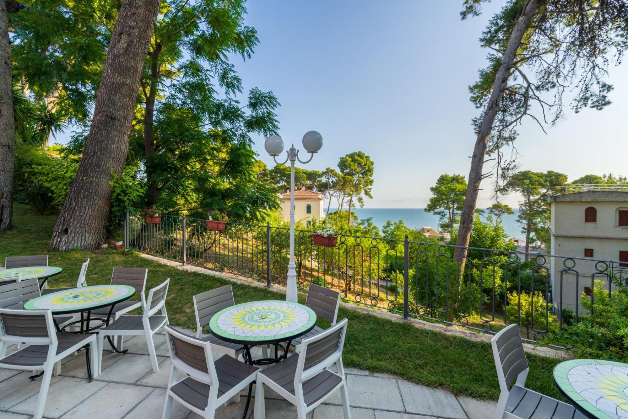 Park Hotel Villa Maria San Menaio Exterior foto
